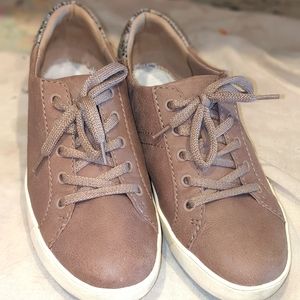 Adorable taupe/snake skin Naturalizer, Morrison sneaker. Extra-wide.